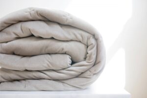 先盖毛毯、还是盖棉被?哪种材质最保暖?专家教你“三明治盖被法”超温暖