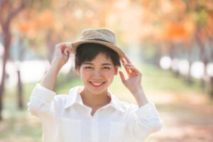 令人耳目一新，50岁后博得好人缘的小秘诀：衣服“这样”穿，好感度立即加分！