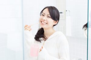 很多人会刷牙，但都做错了？牙医师教你最新的改良式贝氏刷牙法，牙齿清洁事半功倍