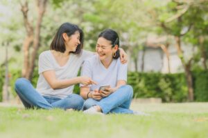 中年后,为什么好难交朋友?多点倾听、少些否定,5个说话技巧,打造舒适退休圈