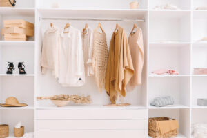 极简主义让你穿出自信！“胶囊衣橱”重整衣柜、提升质感，建立独树一格穿衣品味