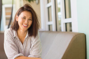 爱钱，是让自己和家人活得更好！钱买不来所有的快乐，但钱能让你走向另一端的美好