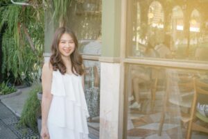 中年后，呈现好品味、沉稳大人风格！简单“3色穿搭”穿出时尚、给人清新好感形象