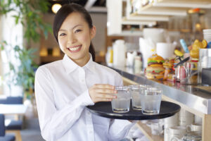 两极化的日本服务