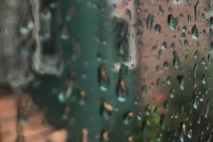 为什么百货公司的店员知道外面下雨了？