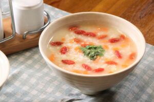 暖胃又护眼！入秋来一碗“胡萝卜枸杞粥”，补充银发族必备营养