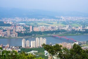 五股尖山步道》来一趟“淡水富士山”之旅 了望台北淡水街景