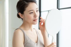 脸上长肝斑怎么办?医美雷射帮助肌肤抗老