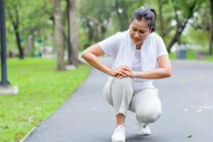 关节痛的时候，能不能吃香蕉、吃海鲜？退化性关节炎8个迷思要破解！医师图文剖析