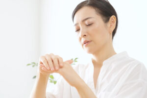 中年后，别忽略手部关节疼痛！请注意关键3点，关节保养、远离妈妈手趁早开始