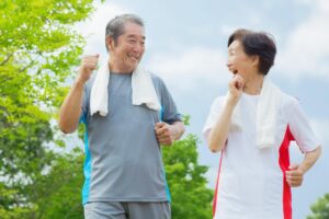 退休后，用双脚走遍世界！医师教你3招，强化关节肌肉、练出好腿力