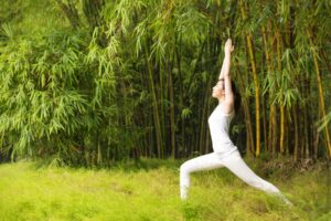 45岁后迈入更年期！吃饭时多喝这2道汤饮，改善更年期不舒服、抗衰老
