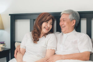 65岁丧偶,认识新伴侣床事卡卡不顺!更年期后拥抱愉悦性生活,妇科医师教2招