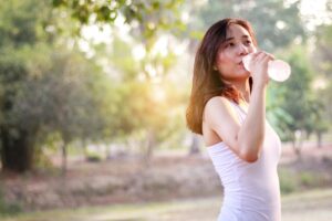 45岁迎来更年期，失眠热潮红、心悸频尿？弄懂10个症状改善法，平心对待更年期