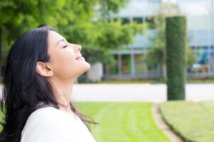 更年期私密处有异味、打喷嚏就漏尿？医师：这样保养，轻松找回健康自信