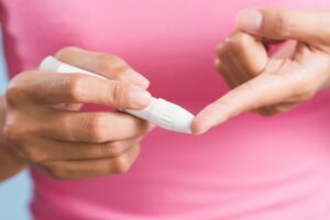 更年期后血压、血糖易飙高！远离三高共病：定期检查降低糖尿病、心脏病和脑中风风险