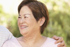 腰酸背痛是因更年期？停经后保养吃荷尔蒙+黄体素改善不适症状，还可降低乳癌机率！