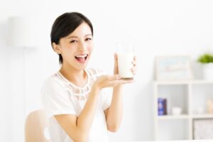 进入更年期、常喝咖啡…这10种人都很容易骨松！营养师公布超实用“高钙食物表”