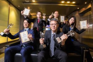 不急着谈营收 它靠这三问选好股