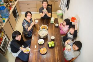 “月薪五万养九口”还能买房买车，退休后月领7万！他这样做到的