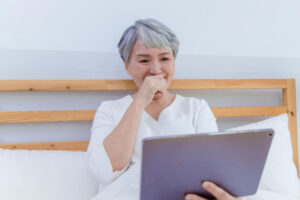 老爷爷留下100档股票，她却每天焦虑！全换“这档”才知：人生几个秋，等待不值得