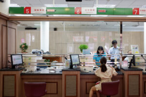 他从不每天盯盘、持股满档照样睡得着！邮务员把100万翻到上亿，靠这“5字心法”