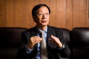 63岁退休老师身价上亿，大方分享致富秘诀…“当金钱的主人，也要当别人的贵人！”