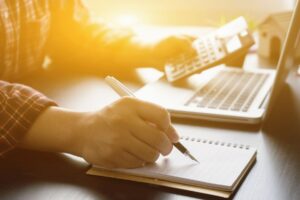 股市大跌，反靠债券型ETF获利47％！两个中年大叔的长线投资法：别人恐惧，我贪婪