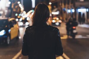 婚礼前，未婚夫竟帮哥哥扛200万卡债！她的金钱勒索16年血泪史：理财要先“理人”