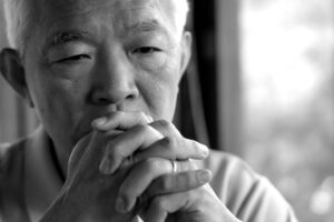 股市大跌时，一个阿伯把“30万变1500万”的启示：他做对3件事，简单中见财商