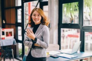 32岁遭逢股市断头投资失败！她3年还完债务存百万，提早财富自由、享受第二人生