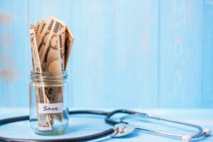 存股族必看》0050跟金融股，哪一个比较赚钱？一张表关注8年股价，答案是….