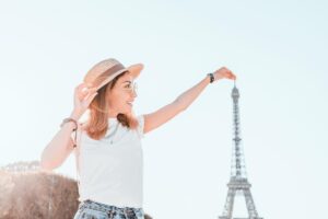 买名牌包、出国玩就是“快乐人生”？千万不要花钱买“被人看得起”！钱花在这“三个地方”老了也不遗憾！