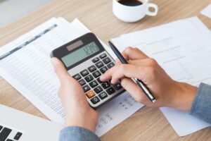 退休金规划12-12/为子女教育费,变卖股票?家庭支出不能不知的7件事,让你不愁没退休金!