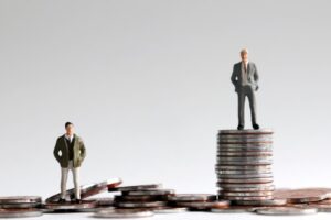 两个家庭各存300万退休，一个投资利率8％公债，一个买指数基金…30年后谁存到4000万？