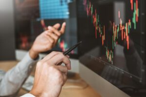 他靠“这指标”选股存老本，40岁就退休！10年报酬率大胜0050，每年从股海稳捞百万