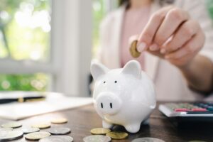 理财要轻松，退休后常盘点，但不用天天盯盘！切记股票不是恋爱，该分就快分