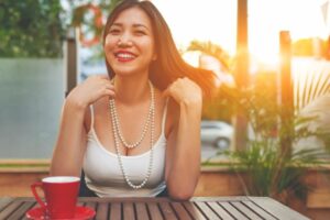 股票投资关键在选股!中年后遵循12标准找到好股票,第二人生成为拥有财富的大富豪