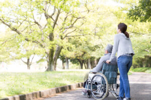 76岁卖仁爱路套房、转进2支“孝子股”，86岁拥8千万身家！他归结做对3件事