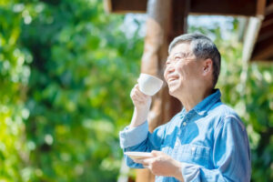 他赚多少花多少,老后缴不起房租被赶走!2位伯伯故事启示:没理财没房真心酸没尊严