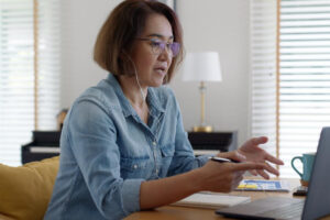 筹老本却被钢铁人航海王所伤，她问万七还能买吗？回答4问题再用1工具，答案就出炉