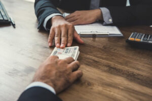 20年前100万买房现在剩车位！他专帮人理债：“别欠银行钱”这6个穷人思维必须翻转