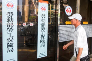 55岁想提早退休，领劳保年金要减20％！劳保局教一招每月多领“4000退休金”