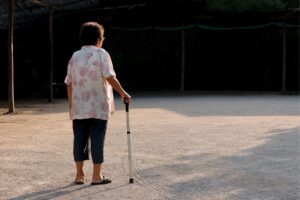 她赠与财产给子女,生病只剩1个女儿愿负担!赠与财产给家人,能拿回来吗?