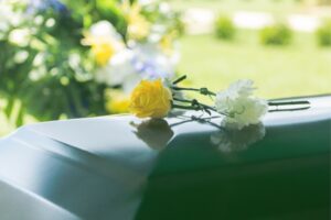 失智父一过世，竟发现财产全被赠与后母！避免家人财产被移转，要声请监护宣告