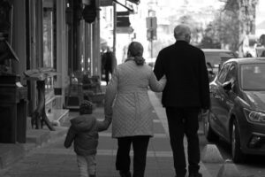 4子女抛弃继承，想把父亲千万元遗产房子全给妈！专家急阻止：你的孝顺善良反而添乱