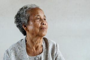 母摔下床失能，儿子回国第一件事送疗养院、卖房子…人生，别让子孙替自己“断舍离”