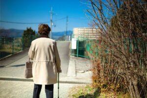 房子过户给儿后,竟被赶到铁皮屋住!老后想过得有尊严,别急着送房给小孩,想好再送