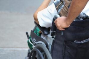 父亲都老大照顾!老二旅美老三很少回家,财产想多分给老大,兄弟姐妹来抢怎么办?