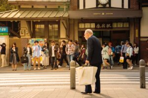 90岁努力赚钱竟是为子女留遗产!2例子启示:不留遗产给子女才能让人生圆满快乐